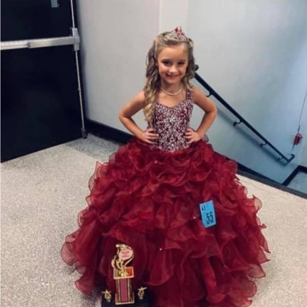 Pageant dress size 6. My daughter wore it from size 6 street clothes to size 8.